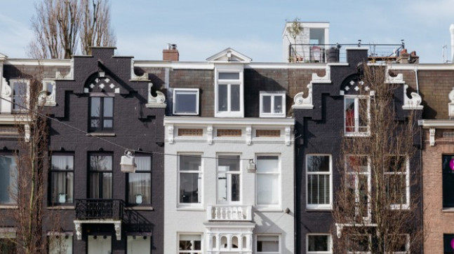 Amsterdam’da evlerin çatısında neden kanca olur?