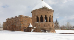 Bitlis’te tarihi yapılar karla kaplandı