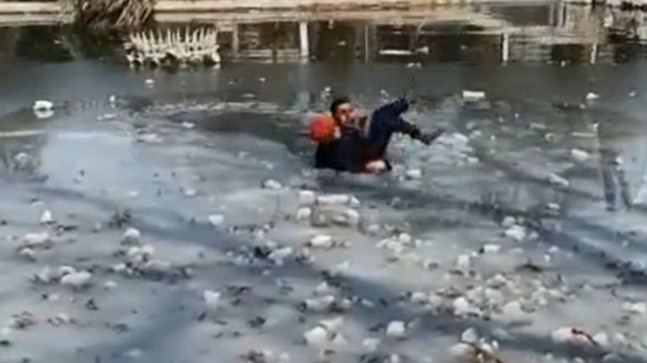 Malatya’da polis, donmuş göle düşen çocuğu kurtardı