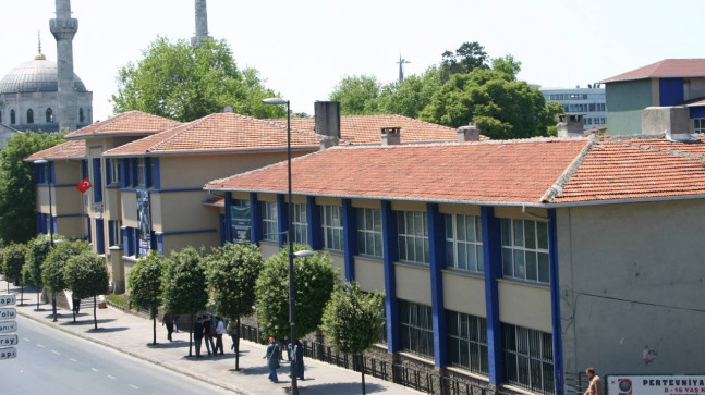 Tarihi Pertevniyal Lisesi, deprem riski nedeniyle boşaltılıyor