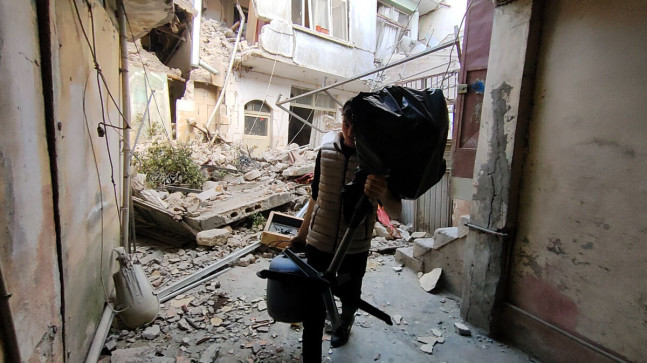Antakya’da evi yıkılan Suriyeli: Canımızı zor kurtardık