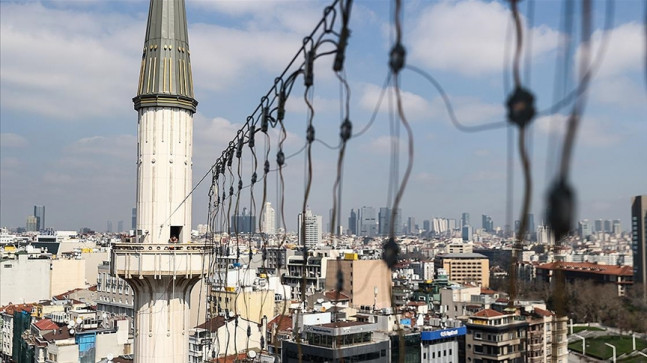 Taksim Camisi’ne “Elhamdülillah” yazılı ramazan mahyası asıldı