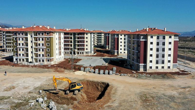 855 konutumuz için ilk kazmayı vurduk