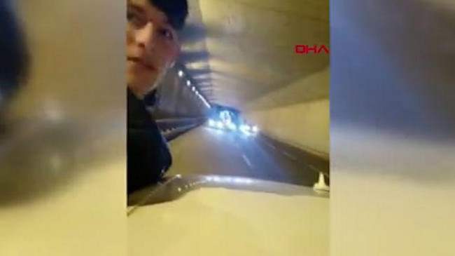 Sultangazi’de korku dolu anlar! Otomobilin camından sarkıp video çekerken ölümden döndü