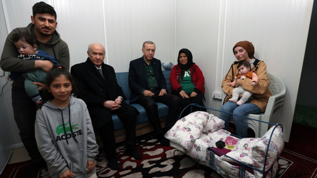 Cumhurbaşkanı Erdoğan’ın ziyaret ettiği depremzede aile: Çocuklarımıza hediyeler takdim etti