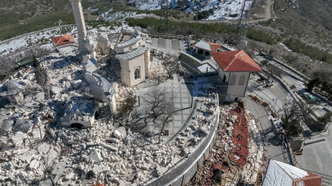 Depremde Hazreti Ukkaşe Türbesi yıkıldı