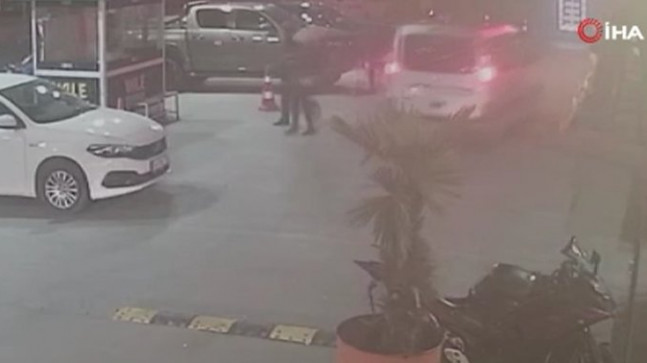 İstanbul'da kafe önünde silahlı saldırı! Dehşet anı güvenlik kamerasında