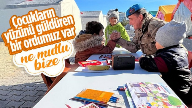 Mehmetçik Malatya’daki depremzede çocuklarla oyun oynadı