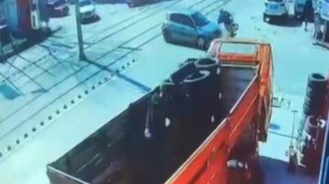 Korkunç kaza! Motosiklet, otomobil ile çarpıştı… O anlar kamerada