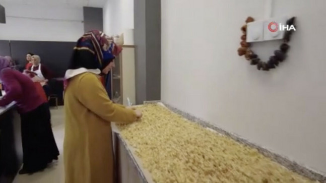 Çorum’da depremzedeler için yarım ton mantı büktüler