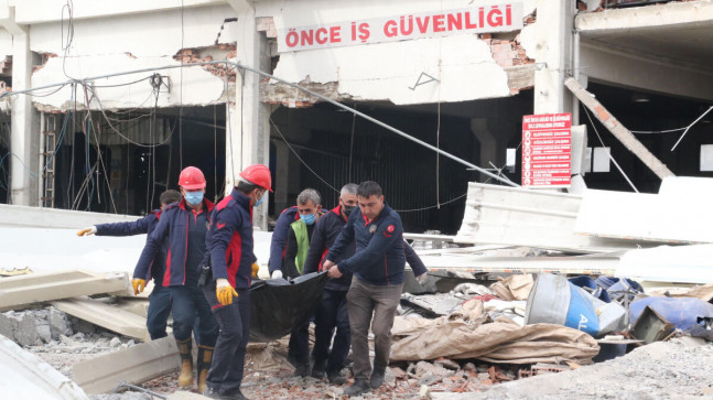 Depremin merkezi Kahramanmaraş’ta iş yerinin çatısı çöktü: 1 ölü