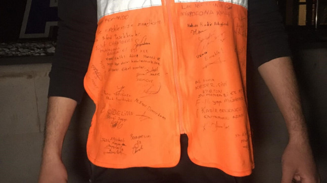 Kahramanmaraş’ta görev yapan AFAD gönüllüsü, depremzedelere yeleğini imzalattı