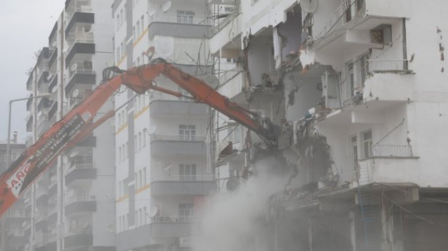 Acil yıkım kararı verilen 35 yapıdan 3’ünün yıkımı tamamlandı