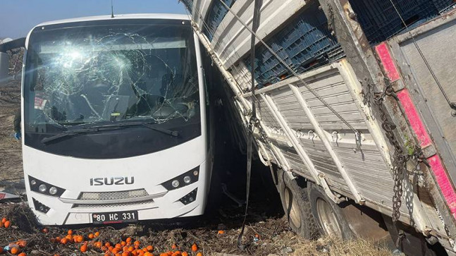 Cezaevi midibüsü ile kamyon çarpıştı: 23 yaralı