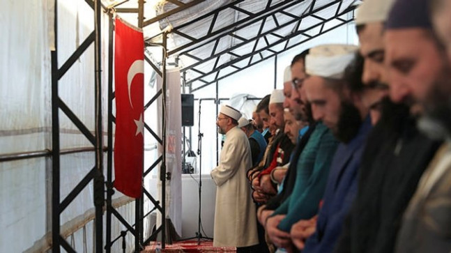 Diyanet İşleri Başkanı Erbaş depremin ağır yara verdiği Hatay’da cuma namazı kıldırdı