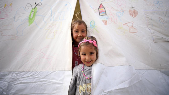 İslahiye'deki çadır kentte çocuklar oyun oynayarak vakit geçiriyor