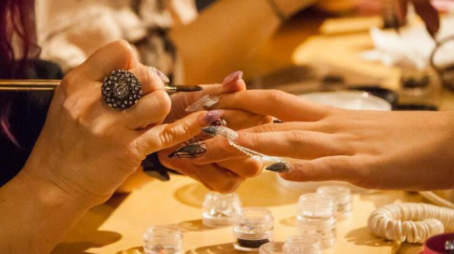 Jel Tırnak Nedir, Nasıl Yapılır? Jel Tırnak Kimler İçin Uygundur?