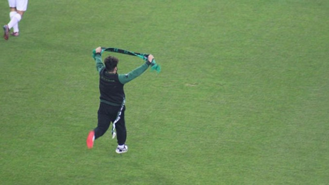 Kocaelispor-Sakaryaspor maçında gerginlik! Sahaya atlayıp tribünlere doğru atkı açınca ortalık karıştı! Gözaltılar var…