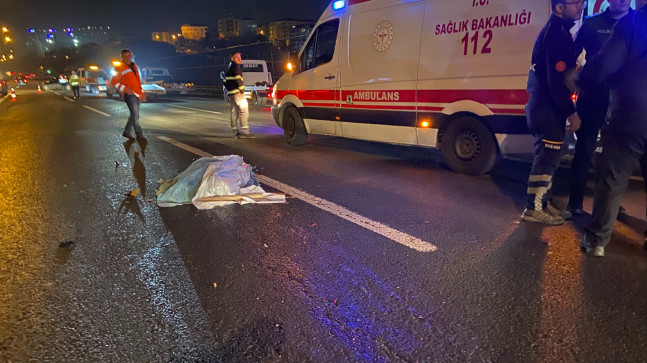 TEM Otoyolunda otomobilden düştü, iki araç üstünden geçti