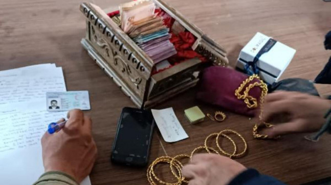 Adıyaman’da kepçe operatörü bulduğu para ve ziynet eşyalarını teslim etti