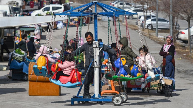Seyyar atlı karıncasıyla sokakları dolaşarak depremzede çocukları eğlendiriyor