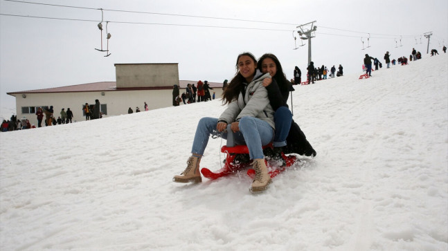 Bitlis’te depremzedeler kayak yaparak eğlendi