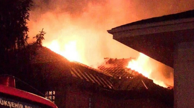 Üsküdar’da lüks villa alev alev yandı