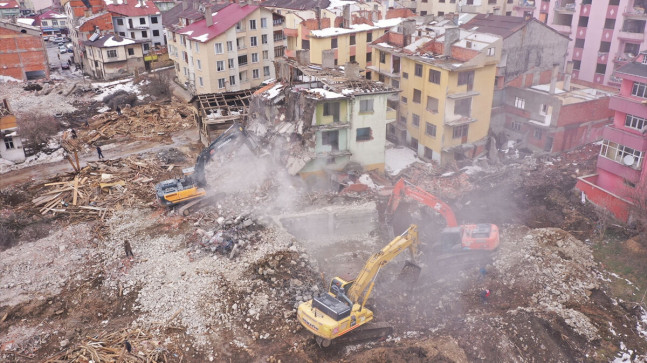 Bolu’da fay hattı üzerindeki binalar yıkılıyor
