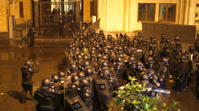 Gürcistan’da gerilim tırmanıyor! Parlamento binasını kuşatmaya çalışan göstericiler emniyetle karşı karşıya geldi