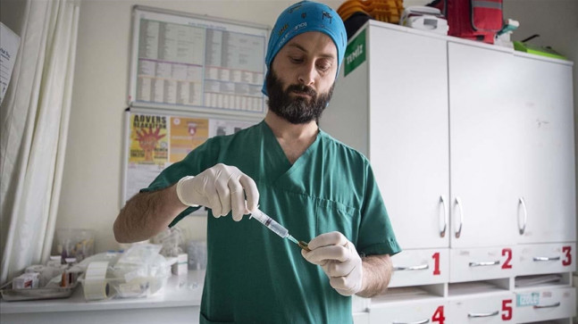 Tıp Bayramı’nı depremlerin merkez üssünde geçiren sağlıkçılar, çalışmalarını özveriyle sürdürüyor