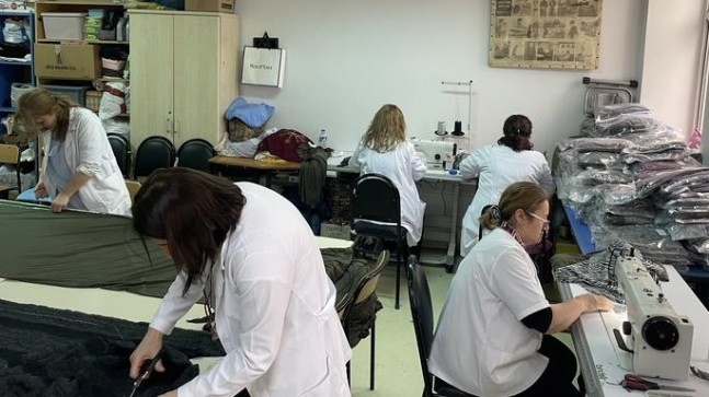 Artvin’deki 9 halk eğitimi merkezinde depremzedeler için kıyafet dikiliyor