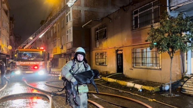 Beyoğlu’ndan korkutan yangın! Yaralı köpeği itfaiye kurtardı