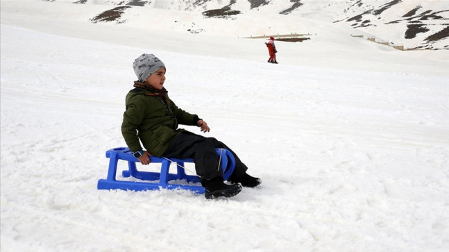 Bitlis'te misafir edilen depremzedeler kayak yaptı
