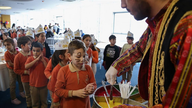 İstanbul'da geleneksel tekne orucunu tutan çocuklar iftar yaptı