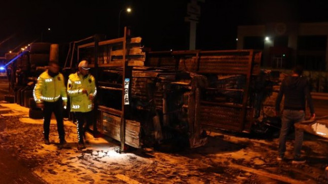 Kayseri’de korkunç kaza! Çekiciyle çarpışan tır alev aldı: Sürücü son anda kurtarıldı