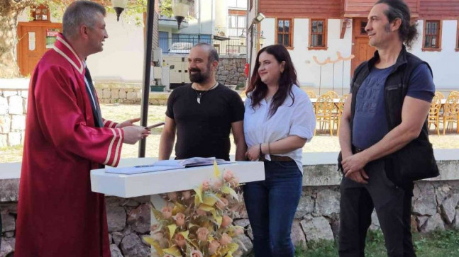 Kıraç’ın şahitliğini yaptığı devlet sanatçısı Gölcük’te dünya evine girdi