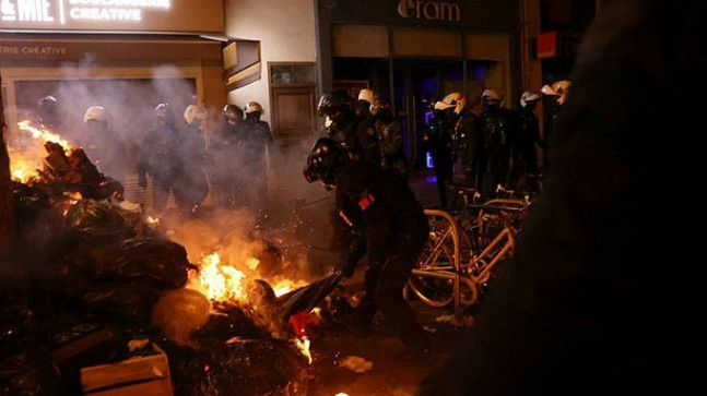 Paris’te hükümetin göç yasa tasarısına karşı çıkanlar gösteri yaptı