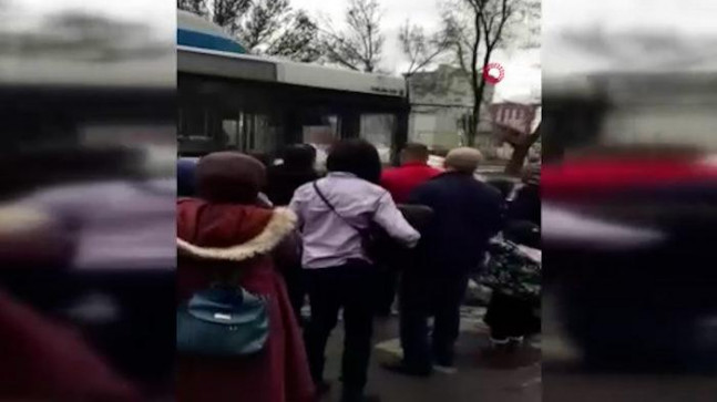 Ankara’da EGO otobüsünün şoförü trafikte tartıştığı kişinin aracını metrelerce sürükledi