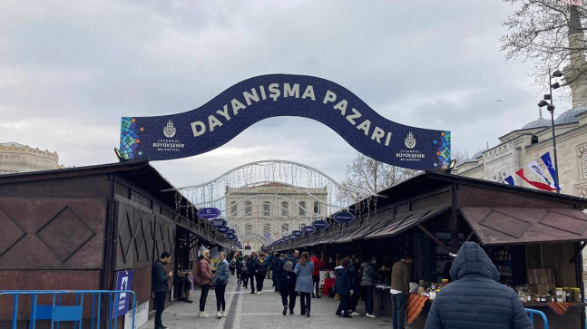 İBB, depremzede üreticiler için Beyazıt Meydanı’nda ‘Dayanışma Pazarı’ kurdu