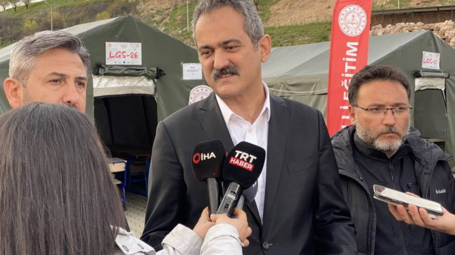 Milli Eğitim Bakanı Mahmut Özer, çadır sınıflarda incelemelerde bulundu