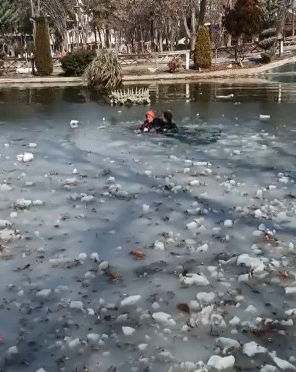 Malatya'da polis, donmuş göle düşen çocuğu kurtardı