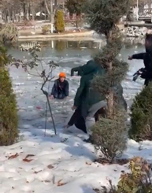 Malatya'da polis, donmuş göle düşen çocuğu kurtardı