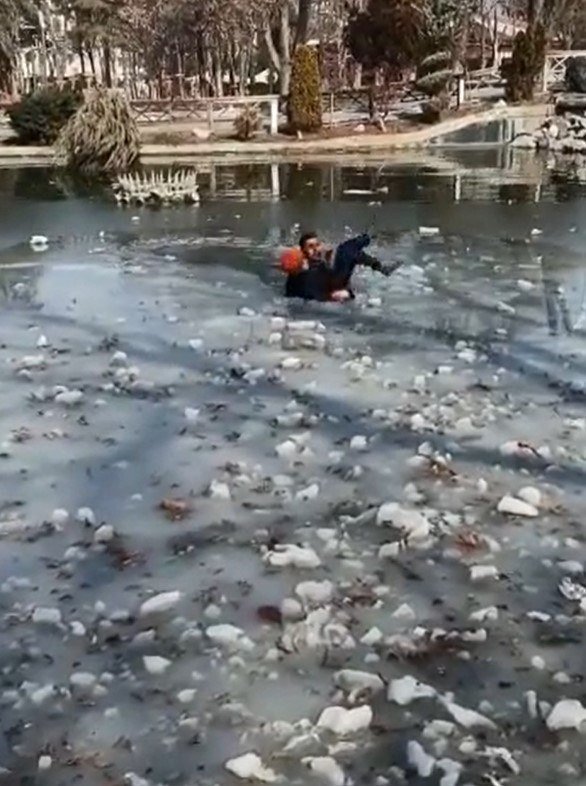 Malatya'da polis, donmuş göle düşen çocuğu kurtardı