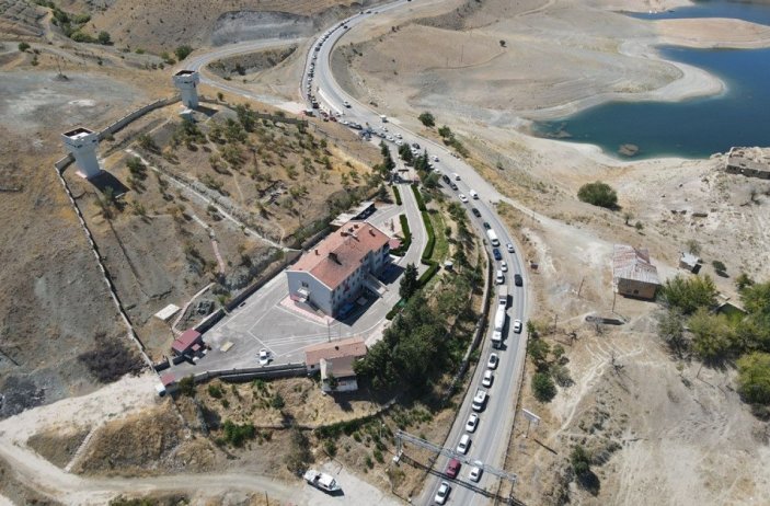 Tunceli Pertek'te feribot iskelesindeki araç kuyruğu 2 kilometreyi aştı -2