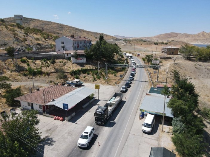 Tunceli Pertek'te feribot iskelesindeki araç kuyruğu 2 kilometreyi aştı -3