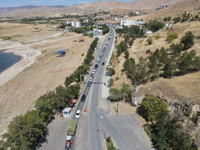 Tunceli Pertek'te feribot iskelesindeki araç kuyruğu 2 kilometreyi aştı -5