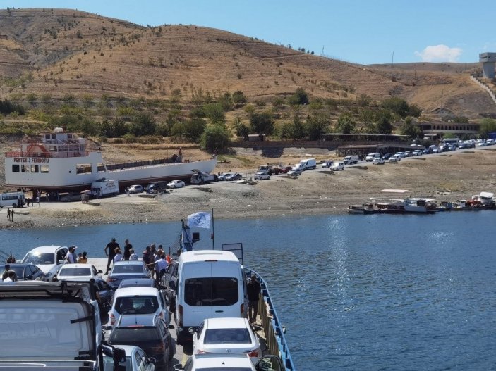 Tunceli Pertek'te feribot iskelesindeki araç kuyruğu 2 kilometreyi aştı -6