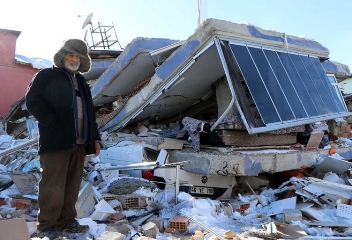 Malatya'da 18 gündür enkaz başında bekliyor