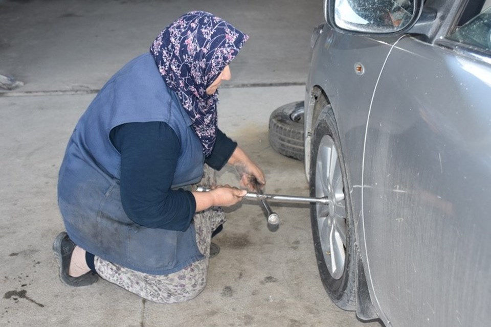 Lastik tamircisi Vesile Nine çırağı olan gelinine işi devretti - 2