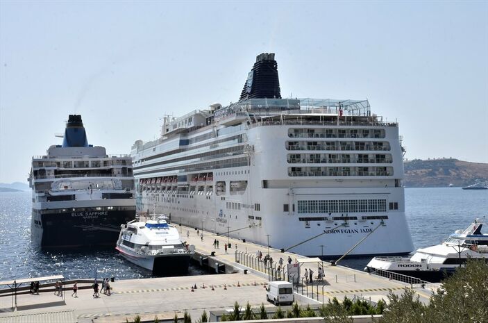 Norwegian Jade, ilk kez Bodrum'da demirledi